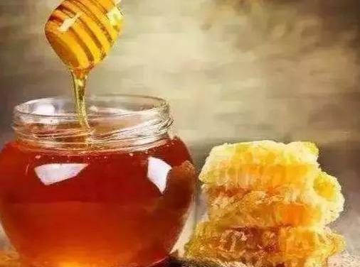 白酒倒进蜂蜜里，真假蜂蜜立刻现“原形”，再也不怕被商贩坑了